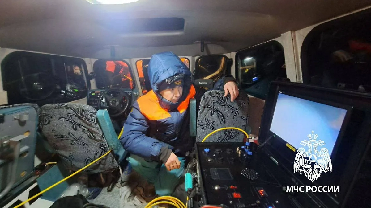 Сотрудник МЧС в Иркутской области. Фото © Telegram / МЧС России