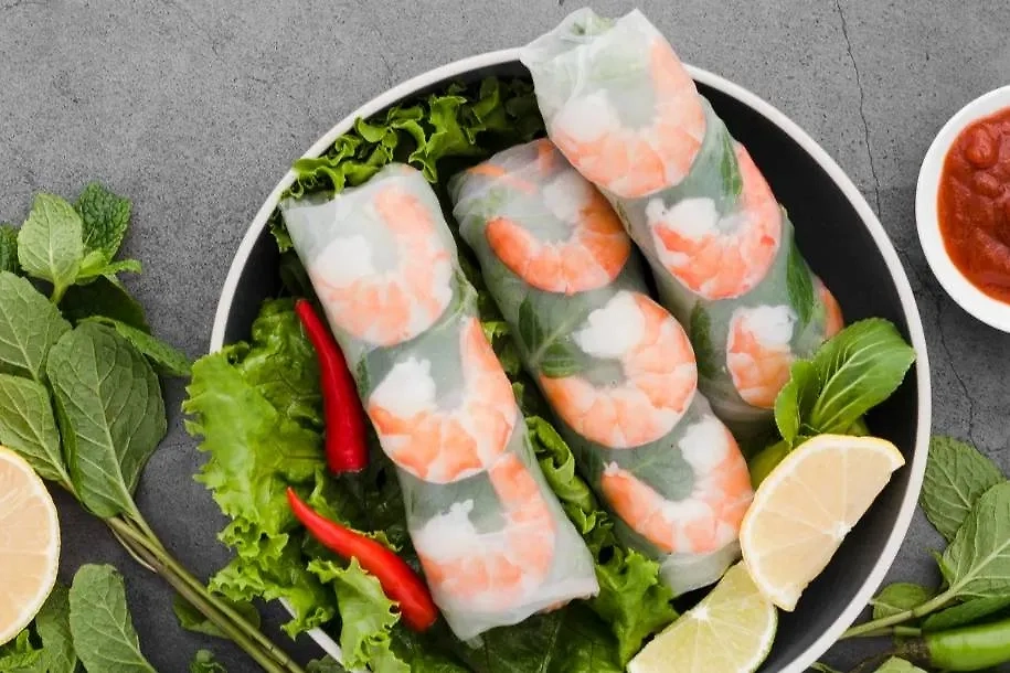 Спринг-роллы — произведение мастеров вьетнамской кухни. Школьники будут от них в восторге. Фото © Freepik