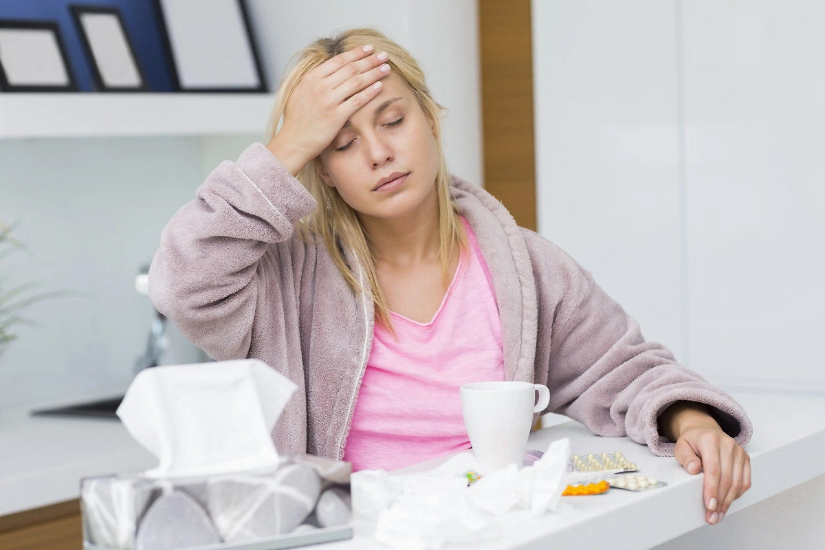 Если долго не удаётся сбить высокую температуру, нужно вызвать врача. Фото © Shutterstock / FOTODOM / sirtravelalot