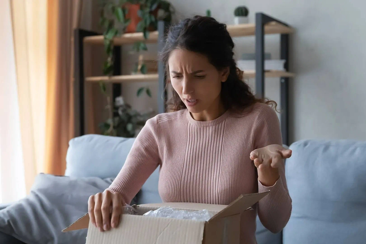 Возврат денег за бракованный товар на маркетплейсах — важно сделать фото и видео дефекта. Фото © Shutterstock / FOTODOM / fizkes