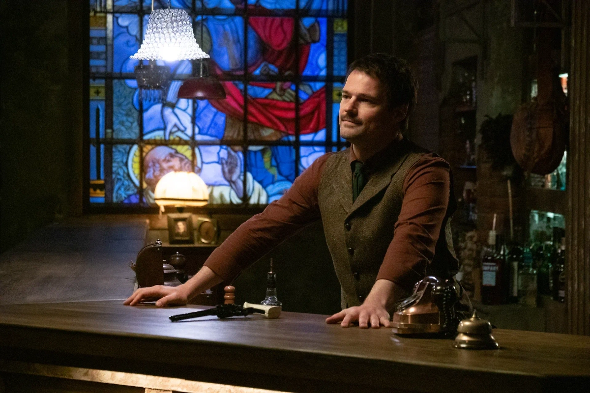 «Бар «Один звонок»: отзывы критиков и зрителей о мистическом триллере (2025). Фото © Кадр из фильма «Бар «Один звонок», режиссёр Сергей Филатов / Kinopoisk