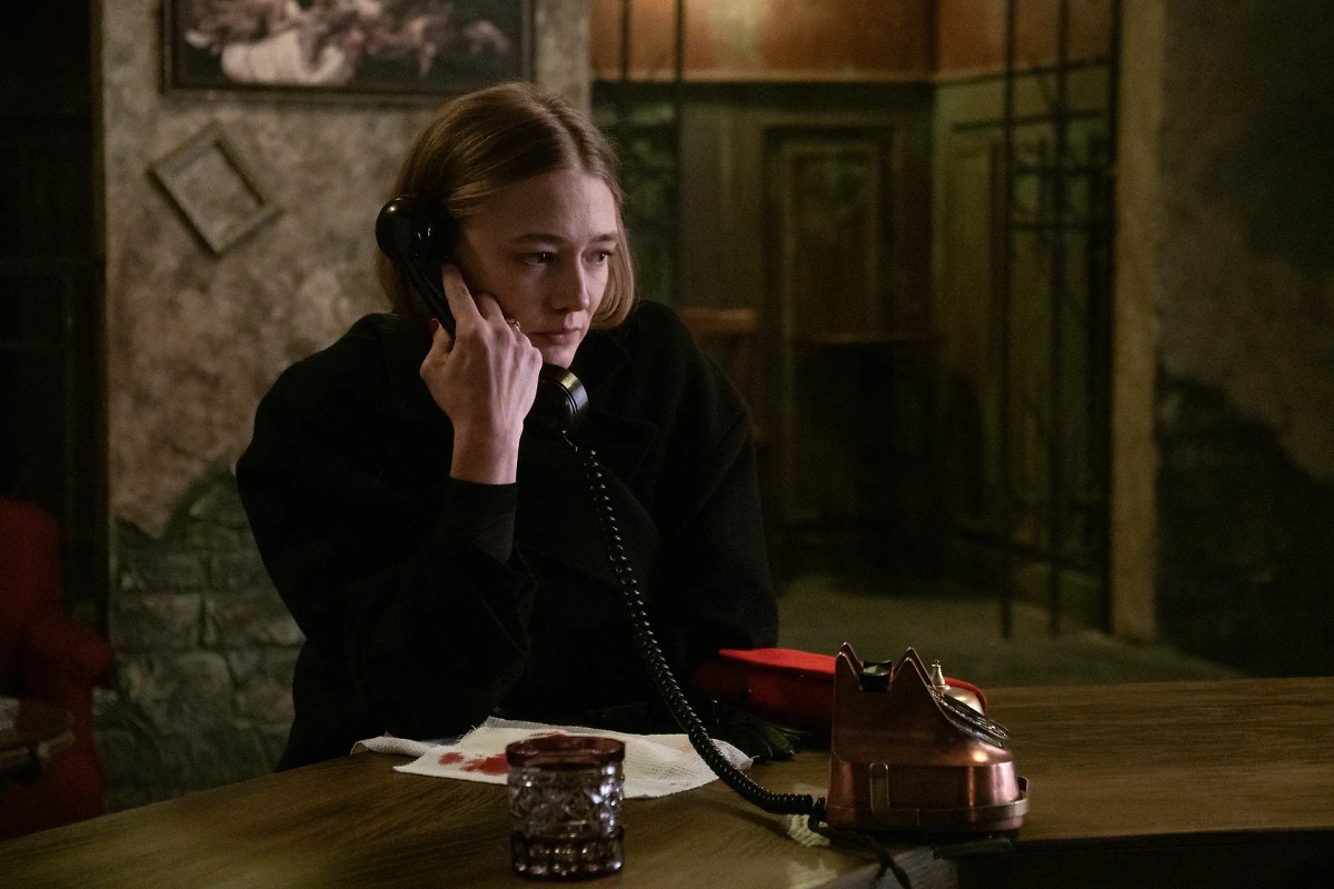 Сериал «Бар «Один звонок», 2025: сюжет о звонках умершим и русской рулетке. Фото © Кадр из фильма «Бар «Один звонок», режиссёр Сергей Филатов / Kinopoisk