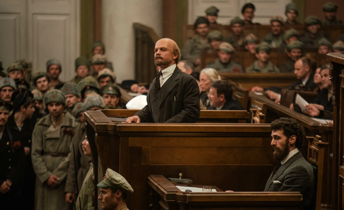 Новый русский сериал «Хроники русской революции» продолжает исторический период творчества Андрея Кончаловского. Фото © Кадр из фильма «Хроники русской революции», режиссёр Андрей Кончаловский, сценаристы Илья Куликов, Алексей Иванов, Василий Внуков / Kinopoisk