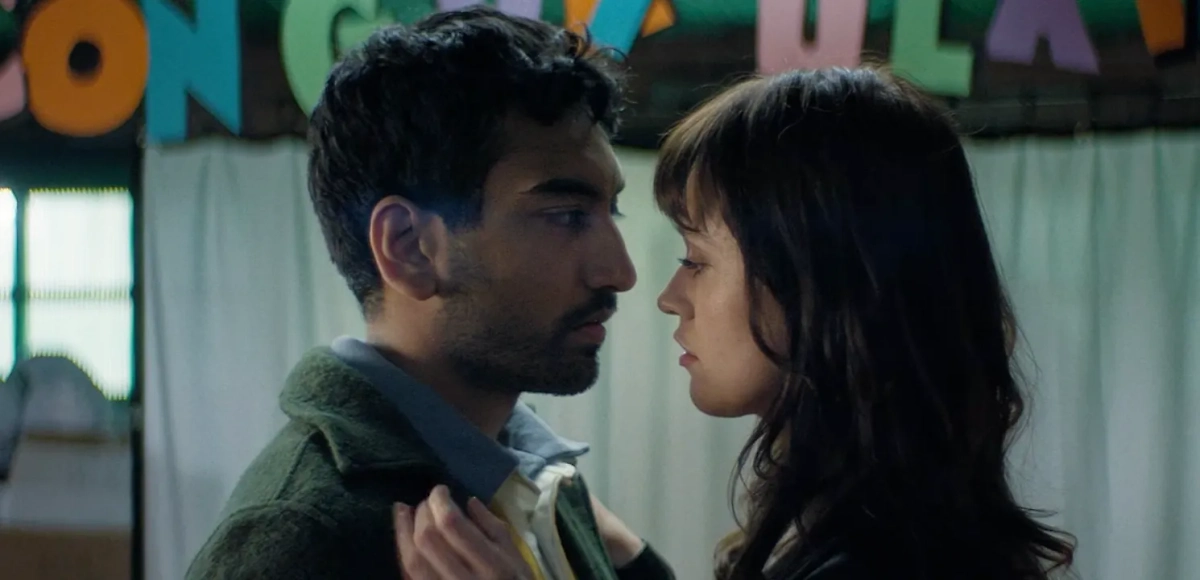 Сериал «Киноклуб» — премьера октября, которая не оставит вас равнодушными, если вы любите английское чувство юмора. Фото © Кадр из фильма «Киноклуб», режиссёр Катрин Морсхэд, сценаристы  Анна Джордан, Ральф Дэвис, Эйми Лу Вуд / Kinopoisk