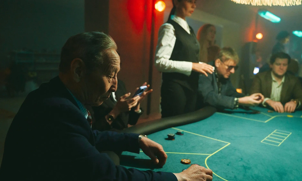 Сериал с провокационным названием «Нам покер» — о зумерах, которые переслушали песню Pokerface. Фото © Кадр из фильма «Нам покер», режиссёр Рустам Ильясов, сценаристы  Арсений Ванин, Артём Скуба / Kinopoisk