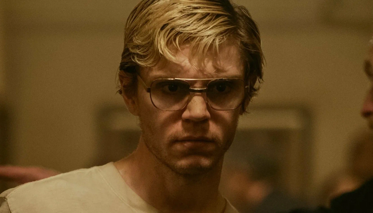 «Монстр: История Эда Гейна» — сериал о серийном убийце. Критики его невзлюбили. Фото © Кадр из фильма «Монстры», режиссёр Пэрис Барклай и др. / Kinopoisk