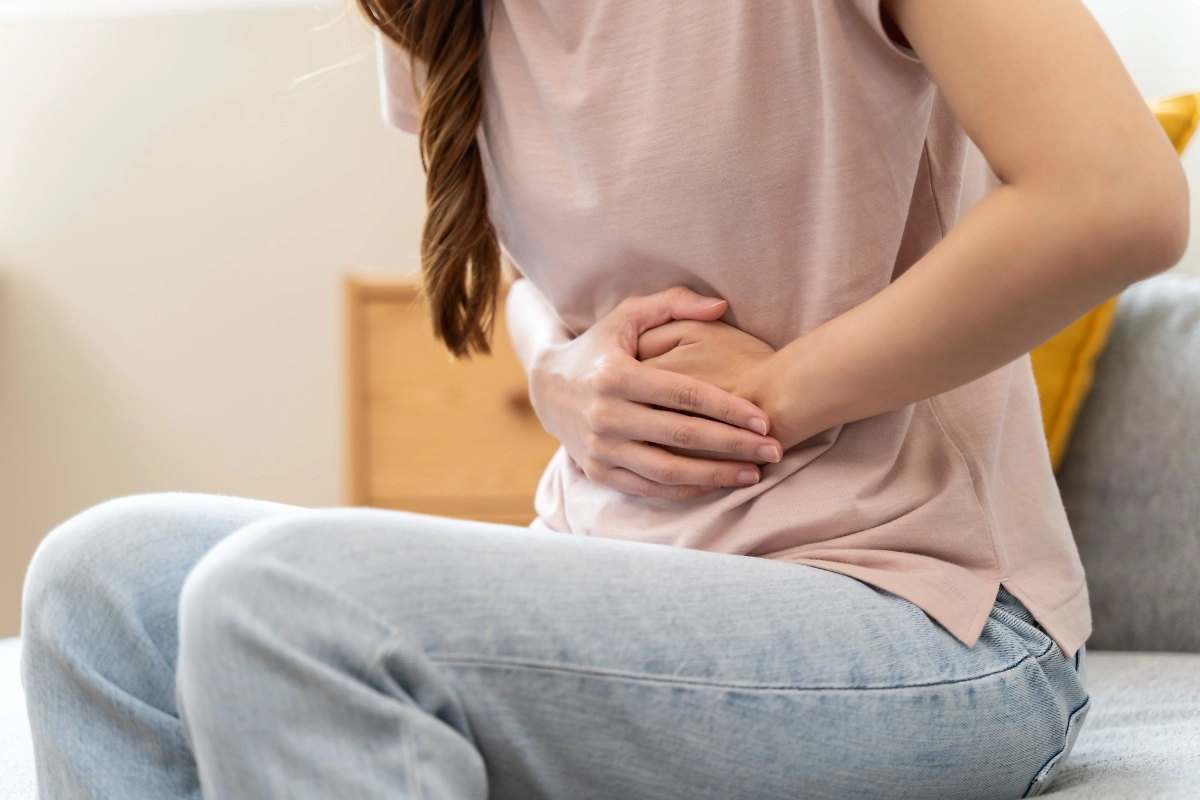 А что делать, если в новогоднюю ночь 2026 вы всё же отравились салатами? Не паникуйте, следуйте пошаговому плану. Фото © Shutterstock / FOTODOM / Pormezz 