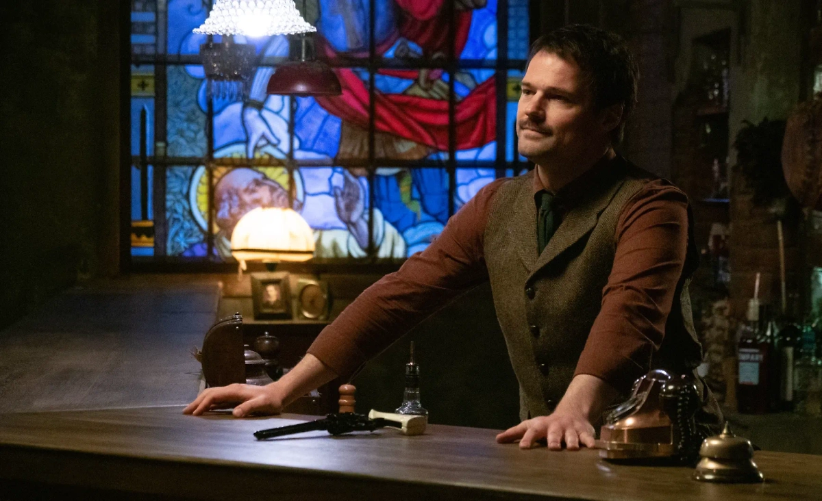 Российский сериал, который выходит в октябре 2025 года, зарекомендовал себя как интригующая премьера. Фото © Кадр из фильма «Бар: "Один звонок"», режиссёр Сергей Филатов, сценарист  Александр Фомин и др. / Kinopoisk