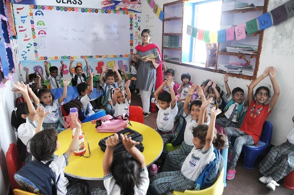 День учителя в России: какого числа и как чествуют педагогов. Фото © ТАСС / EPA / NADEEM KHAWAR