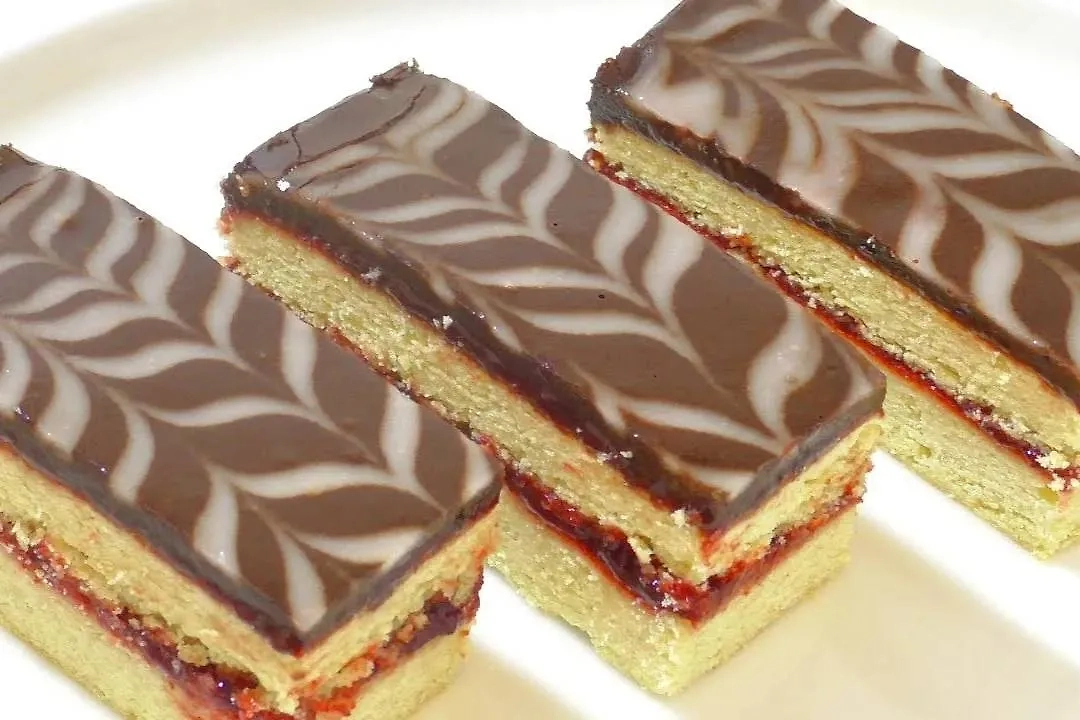 В советской школьной столовой пирожное «Полоска» было самым желанным десертом. Фото © Youtube / Крутон-батон