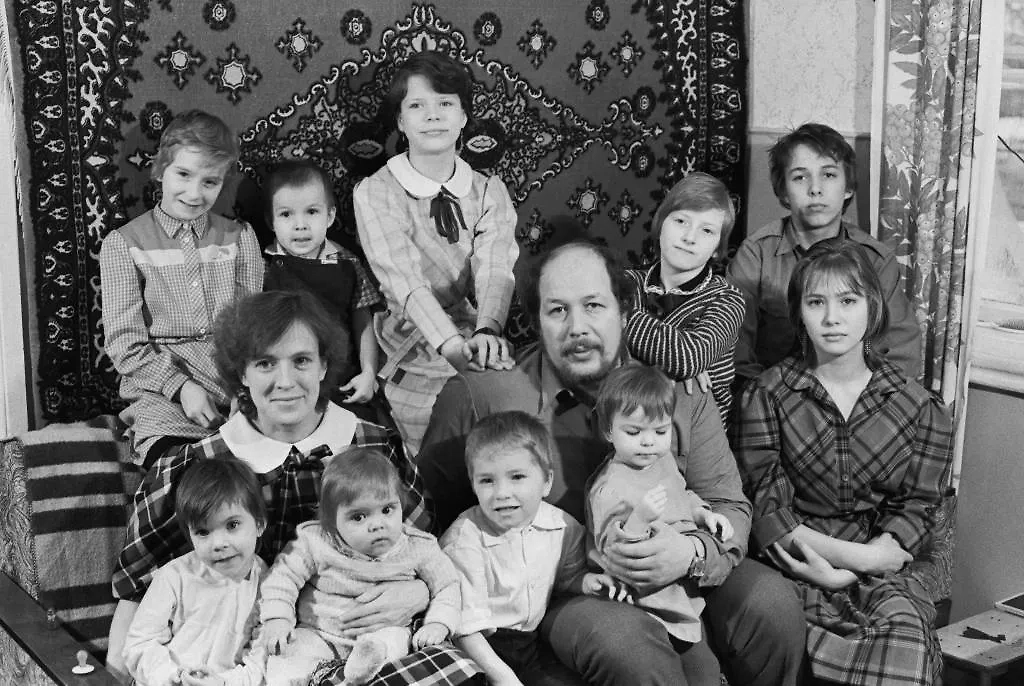 Важный обычай любой советской семьи — это сфотографироваться на фоне ковра на стене. Фото © ТАСС / Семён Майстерман 