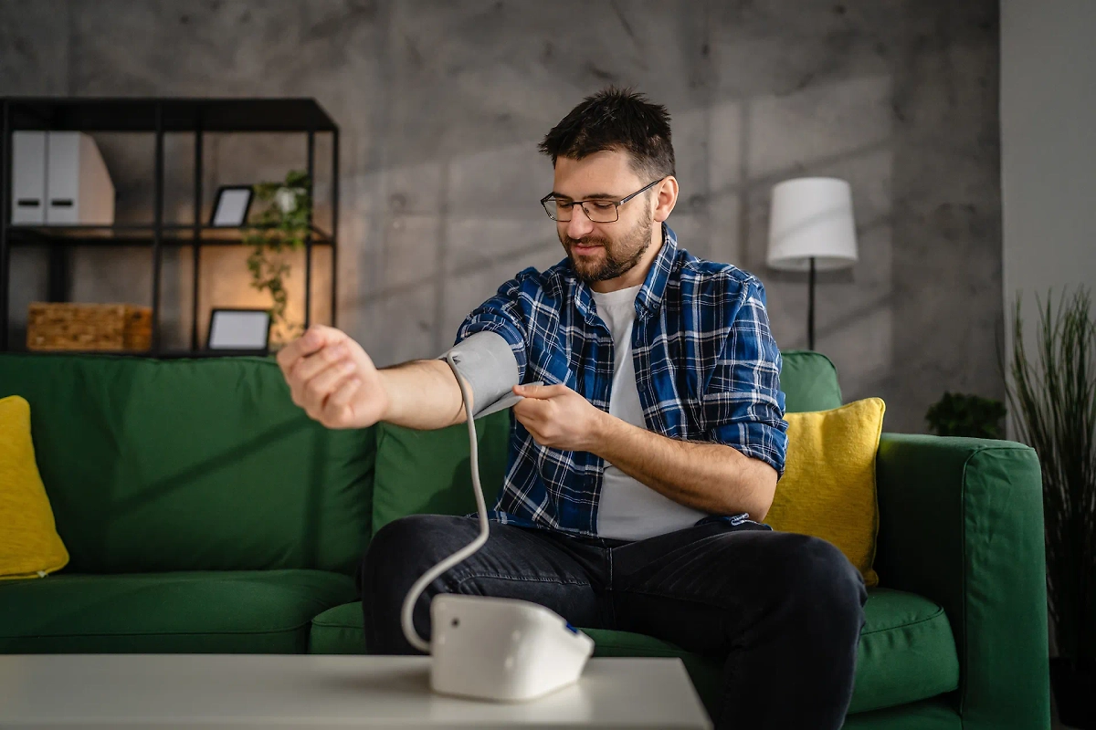 Осенние обострения хронических заболеваний могут влиять и на давление. Поэтому так важно правильно его измерять. Фото © Shutterstock / FOTODOM / Miljan Zivkovic