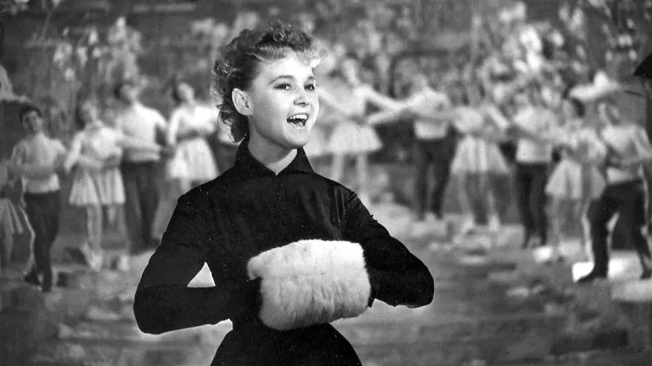 Правда ли, что у Гурченко была талия 40 сантиметров? Фото © Кадр из фильма «Карнавальная ночь», режиссёр Эльдар Рязанов, сценаристы Борис Ласкин, Владимир Поляков / Kinopoisk