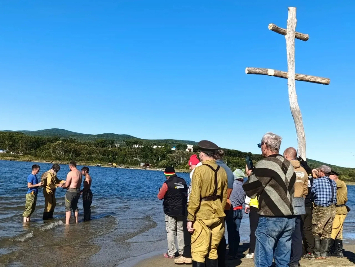 Крещение Фёдором Конюховым на реке Джигитовка. Фото © Илья Зорин