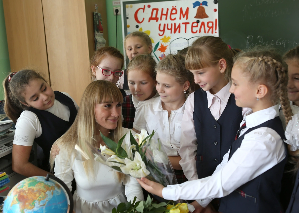 Что подарить учителю на День учителя: лучшие идеи подарков 2025. Фото © ТАСС / Антон Вергун