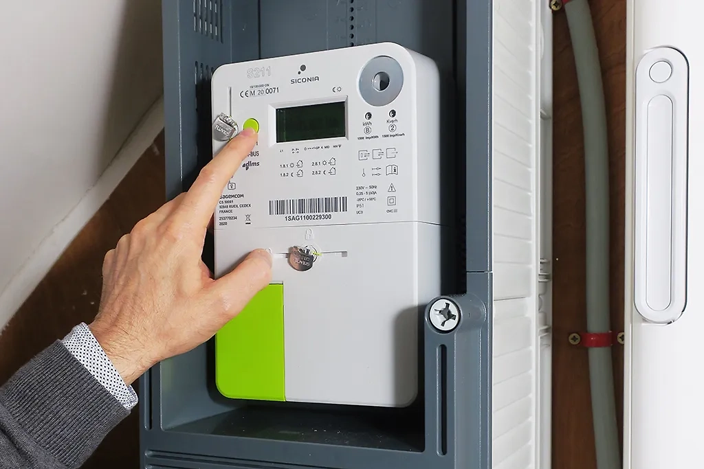 Сэкономить поможет двухтарифный счётчик на электричество. Фото © ТАСС / Zuma