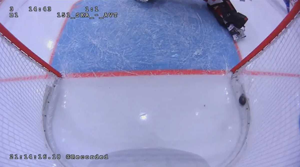 Шайба не пересекла линию ворот, оставшись с внешней стороны сетки. Скриншот видео КХЛ