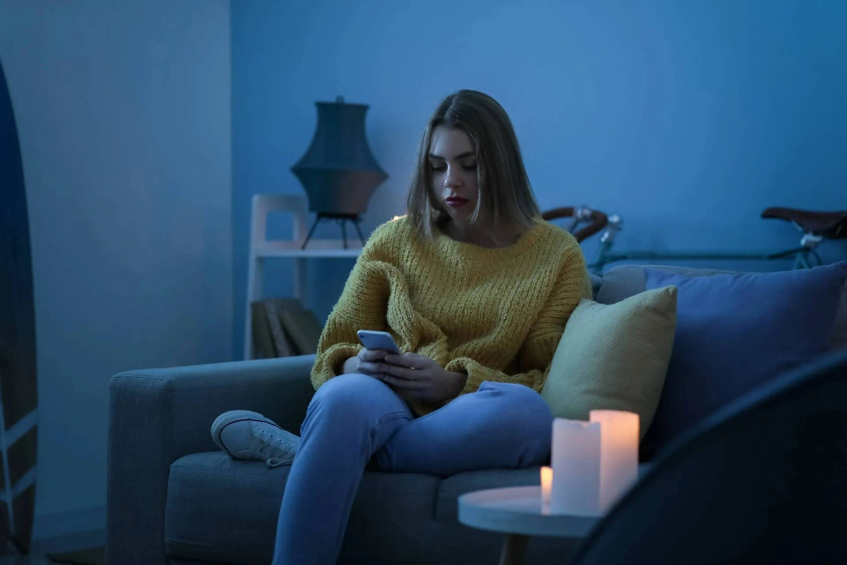 Отключение света — повод устроить ужин при свечах, почитать, поиграть в настольные игры... Фото © Shutterstock / FOTODOM / Pixel-Shot