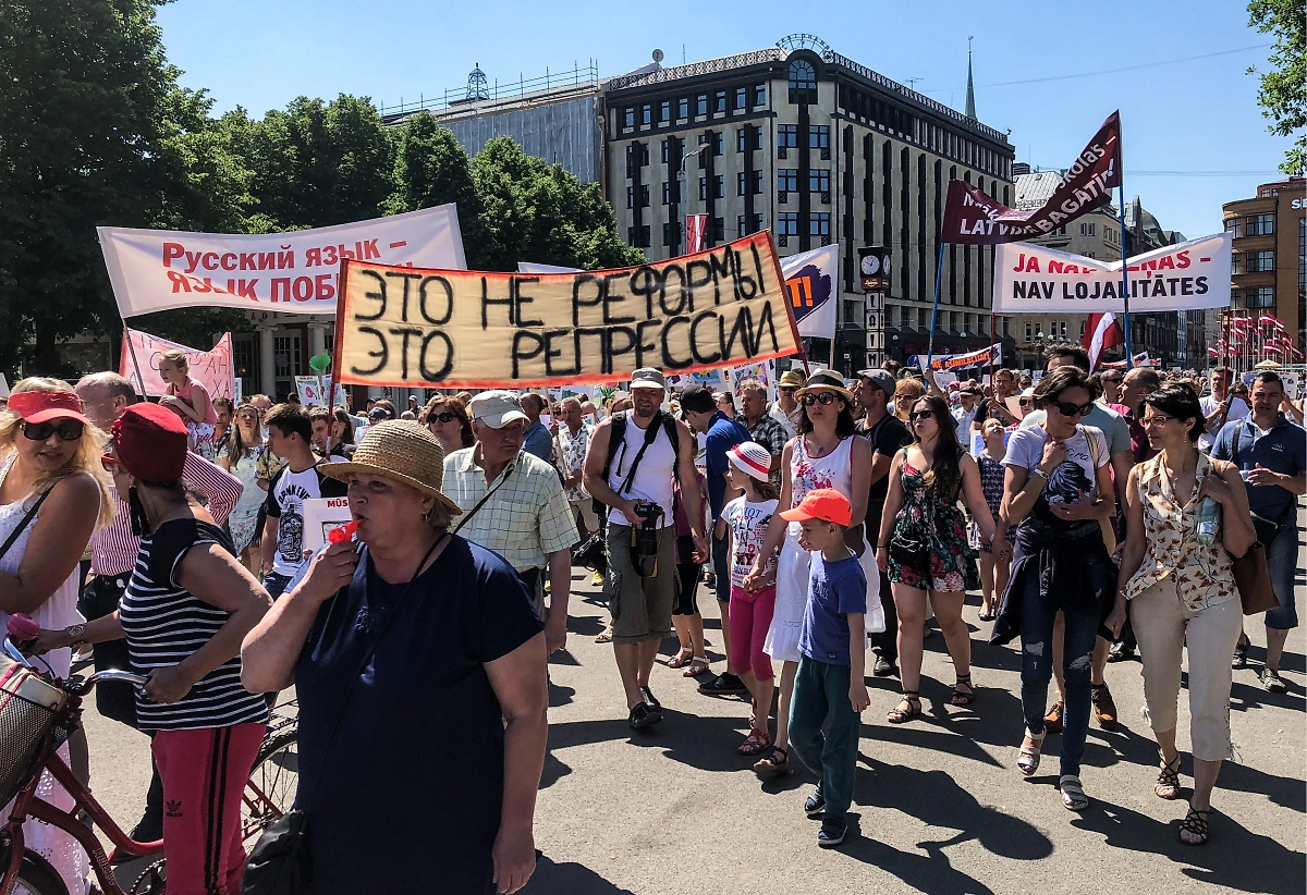 Латвия, Рига. Участники массового шествия в знак протеста против перевода школ национальных меньшинств на латышский язык обучения. Фото © ТАСС / Мария Иванова