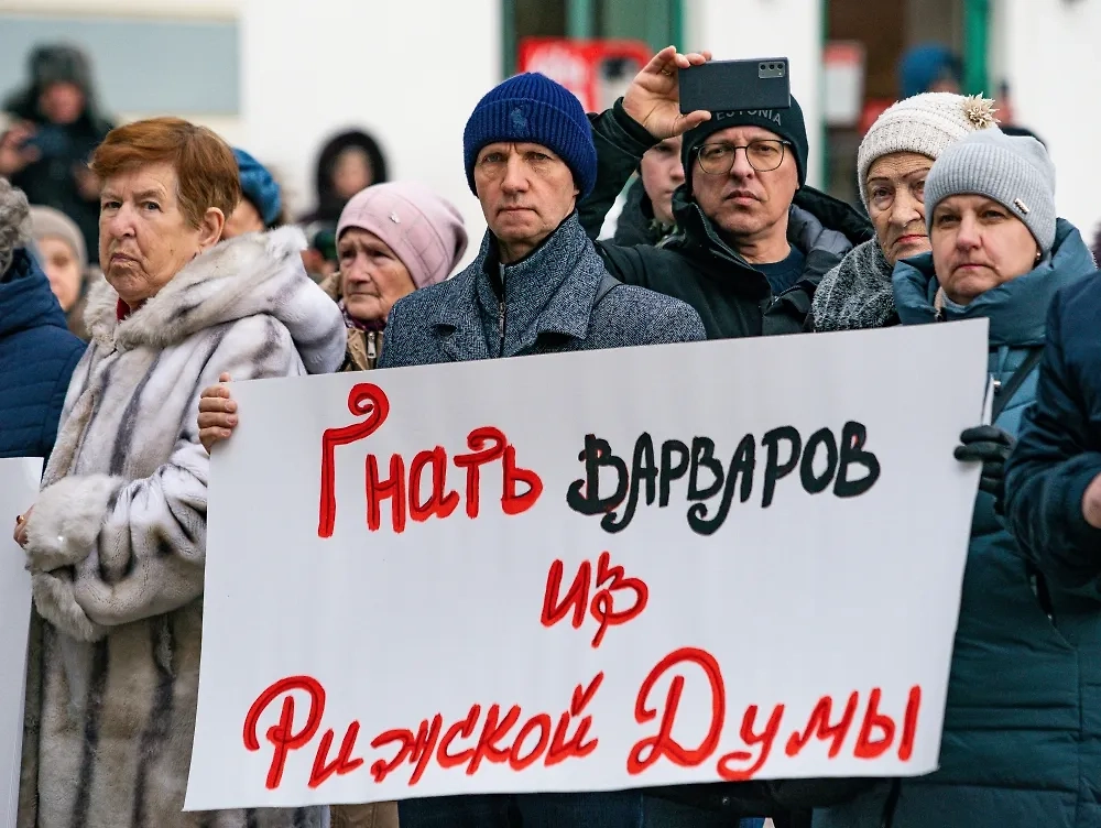 Участники митинга за сохранение памятника поэту Александру Пушкину на Ратушной площади в Риге. Фото © РИА «Новости» / Стрингер