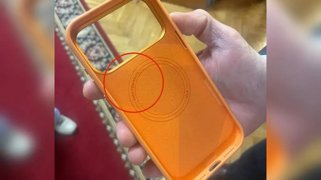 Чехол Виталия Милонова, купленный в Санкт-Петербурге. Фото © Life.ru