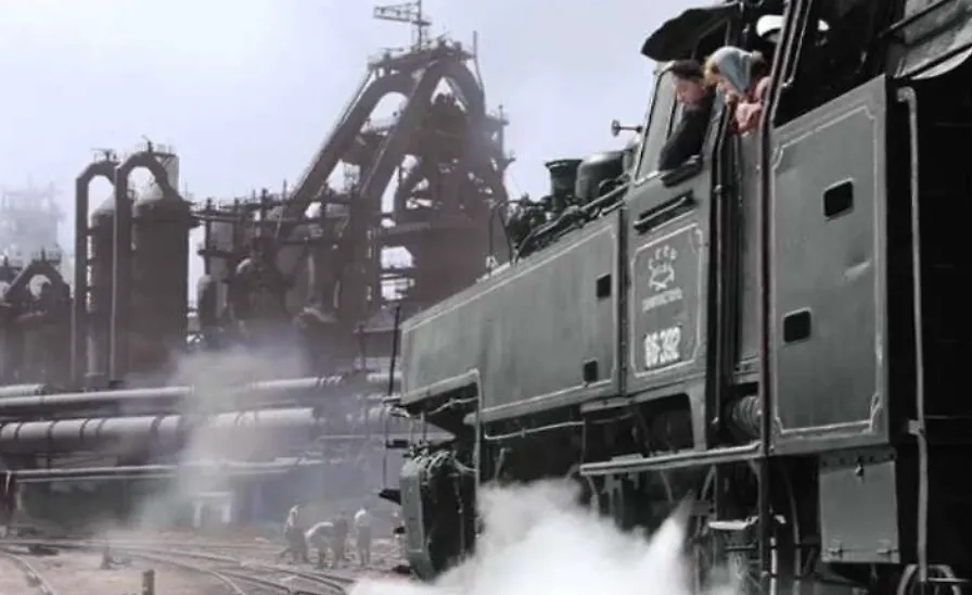 «Запорожсталь» «дала жару» на съёмках фильма «Весна на Заречной улице». Фото © Кадр из фильма «Весна на Заречной улице», режиссёры  Марлен Хуциев, Феликс Миронер, сценарист Феликс Миронер / Kinopoisk