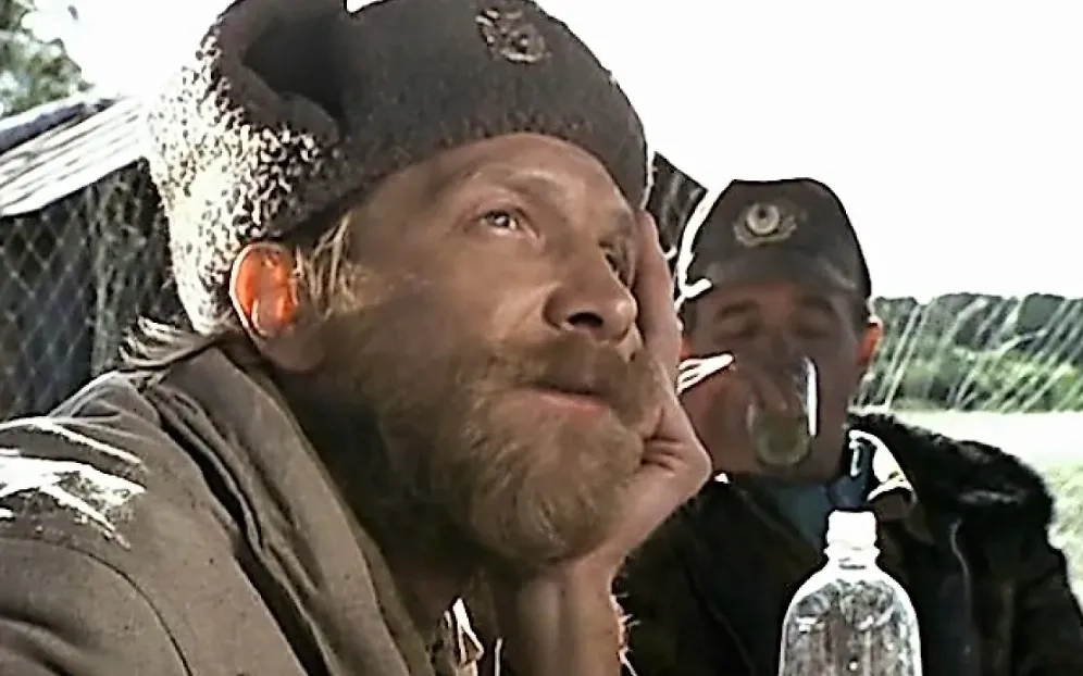 Можно по-разному относиться к фильму Александра Рогожкина «Особенности национальной охоты». Одно неизменно — это хорошее кино. Фото © Кадр из фильма «Особенности национальной охоты», режиссёр Александр Рогожкин, сценарист Александр Рогожкин / Kinopoisk