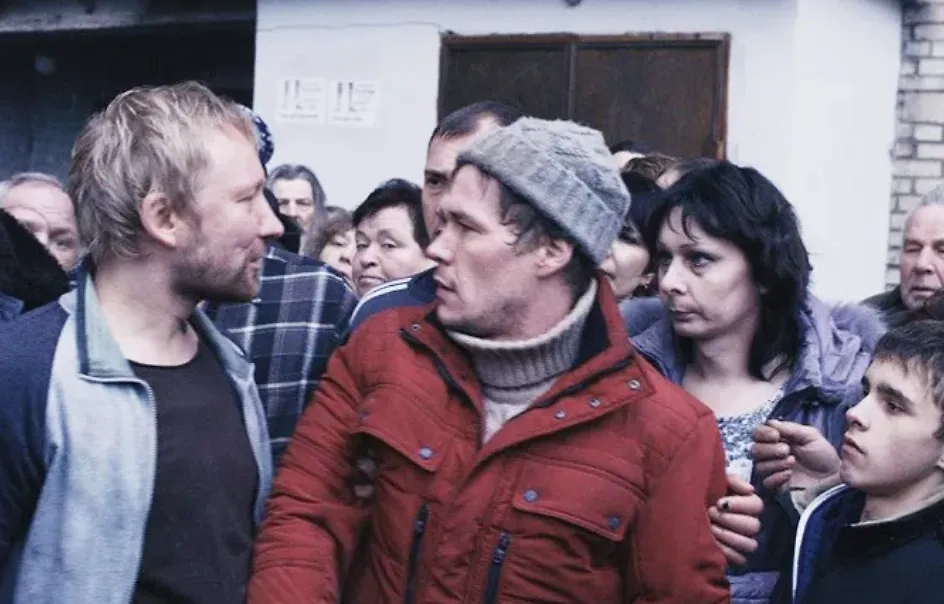 Фильм «Дурак» 2014 года рассказывает о молодом и в чём-то наивном слесаре-сантехнике, который знает всю правду. Фото © Кадр из фильма «Дурак», режиссёр Юрий Быков, сценарист Юрий Быков / Kinopoisk