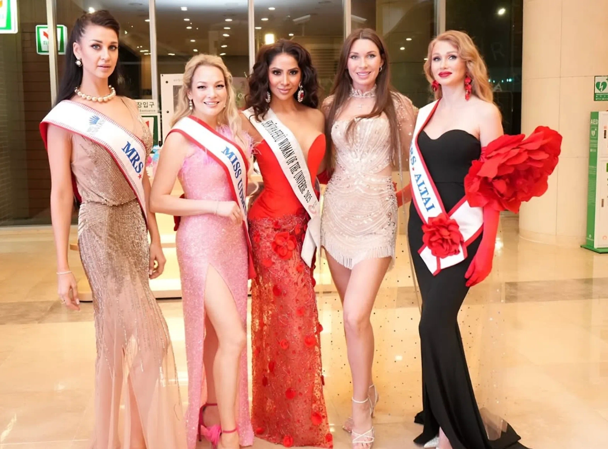 Алина Денисова (вторая слева) с конкурентками на конкурсе. Фото © Instagram (признан экстремистской организацией и запрещён на территории Российской Федерации)/ alinadenisoval