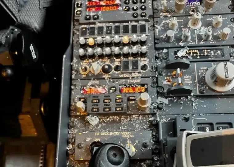 В США у самолёта Boeing 737 MAX разбилось лобовое стекло. Фото © Х / Fahad Naim