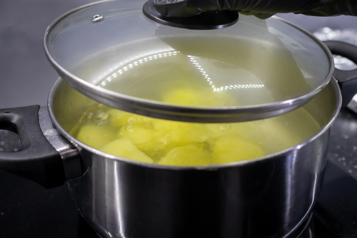 Целую картошку варим 15 минут. Фото © Shutterstock / FOTODOM / aileenchik