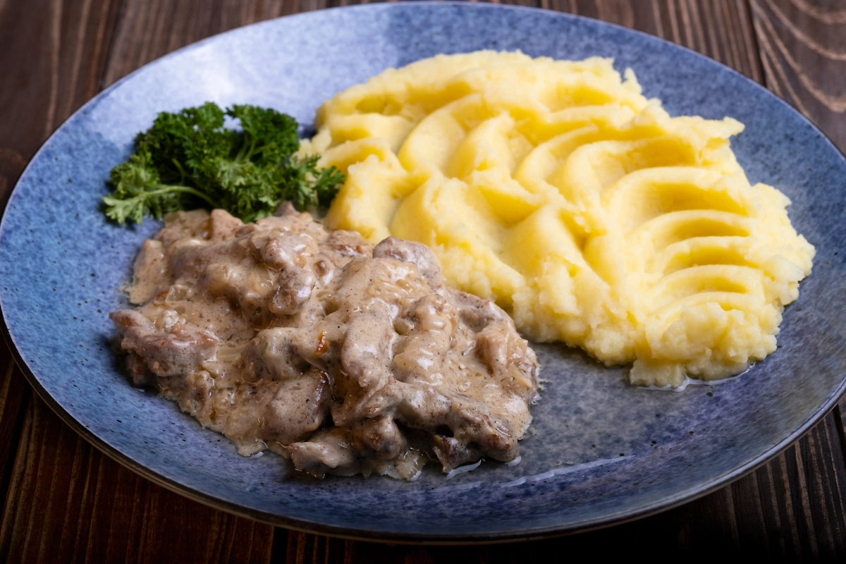 Для бефстроганова идеальным гарниром будет пюре. Фото © Shutterstock / FOTODOM / Kateryna T