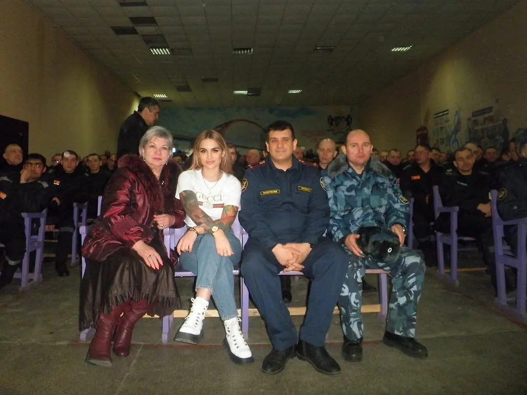 Вероника Нестерова на благотворительном концерте в ИК 2 в Новосибирске. Фото © Instagram (принадлежит Meta, признанной экстремистской организацией и запрещённой в России) / lady_bro_official