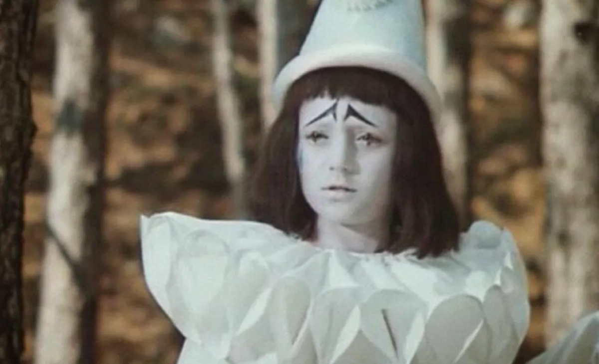 Роль Пьеро исполнил Роман Столкарц. Фото  © Кадр из фильма «Приключения Буратино», режиссёр Леонид Нечаев, сценаристы Инна Веткина, Алексей Толстой / Kinopoisk