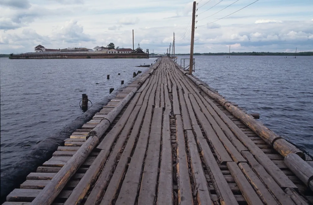 «Вологодский пятак» находится на острове посреди озера. Наш ответ соревнованиям по вотербордингу в бухте Гуантанамо! Фото © РИА Новости / Владимир Вяткин