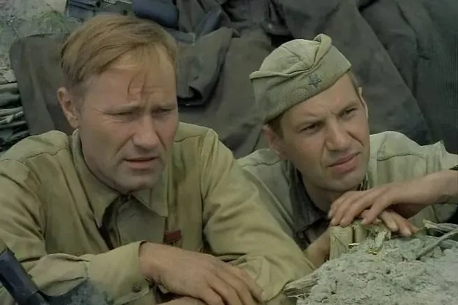 В фильме «Они сражались за Родину» многие герои умерли. Но полковое знамя было успешно эвакуировано за Дон. Фото © Кадр из фильма «Они сражались за Родину», режиссёр Сергей Бондарчук, сценарий Сергей Бондарчук, Михаил Шолохов / Kinopoisk