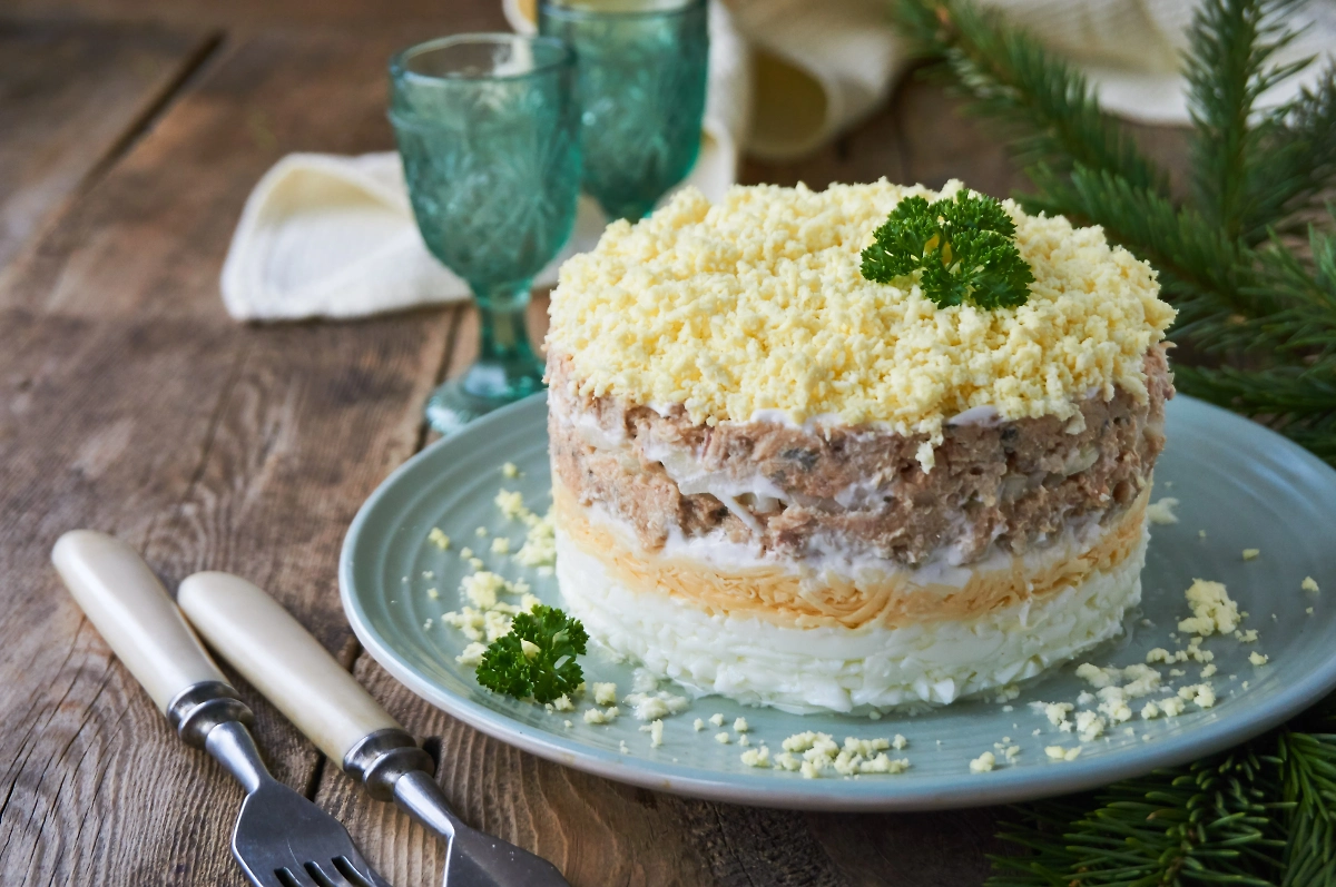 Салат мимоза с тунцом. Фото © Shutterstock / FOTODOM / Iuliia Kochenkova