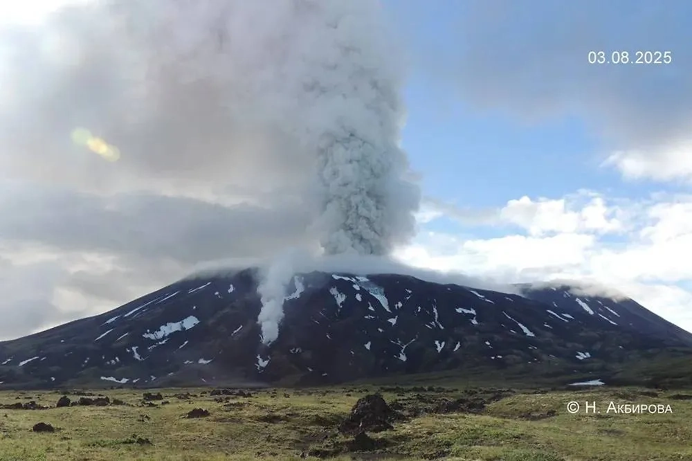 Выброс пепла вулкана Крашенниникова. Фото © Telegram / KVERT ИВиС ДВО РАН / Н. Акбирова