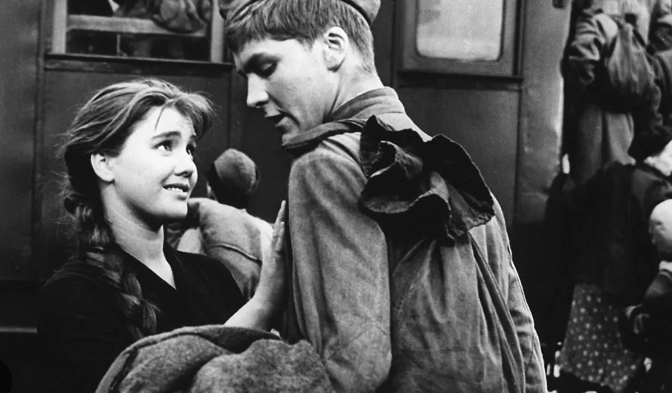 Самые грустные советские фильмы: какие картины довели до слёз миллионы. Фото ©  Кадр из фильма «Баллада о солдате», режиссёр Григорий Чухрай, сценаристы  
Григорий Чухрай, Валентин Ежов / Kinopoisk