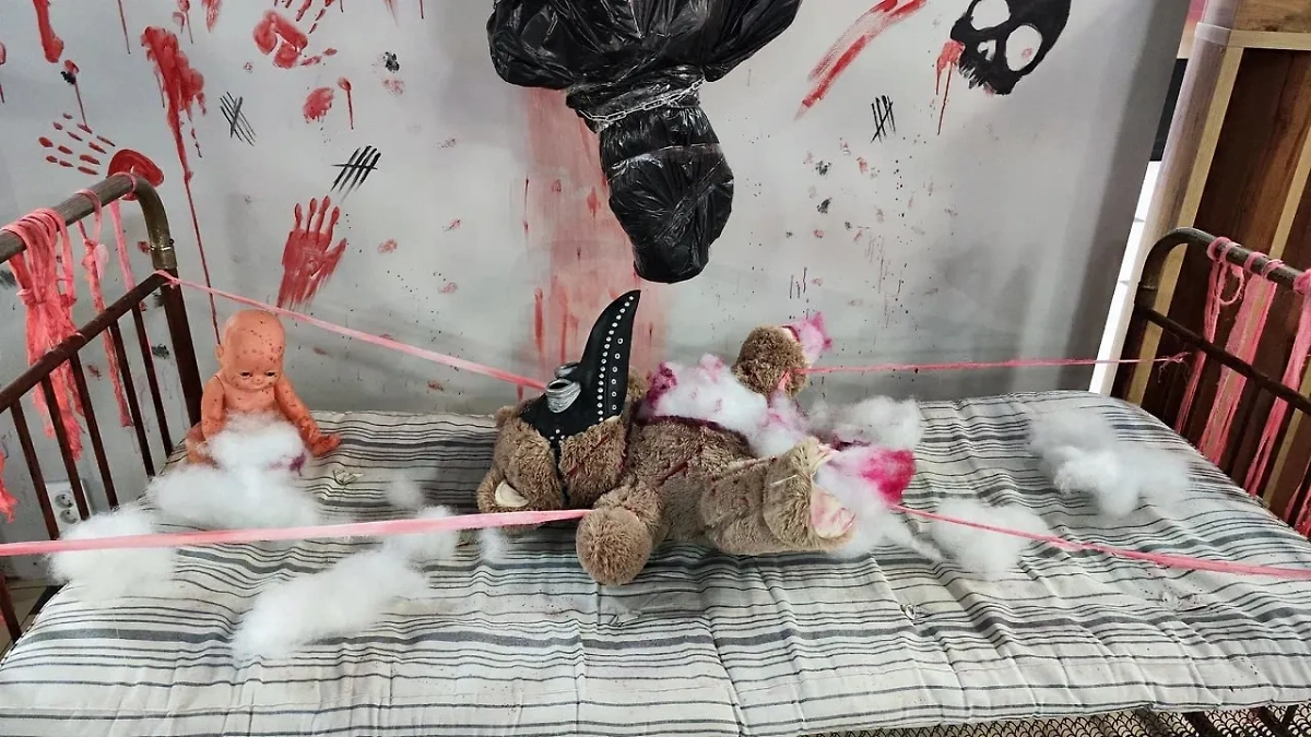 Жуткими инсталяциями для детей на Хэллоуин украсили ТЦ в Абакане. Фото © Telegram / Mamazanuda