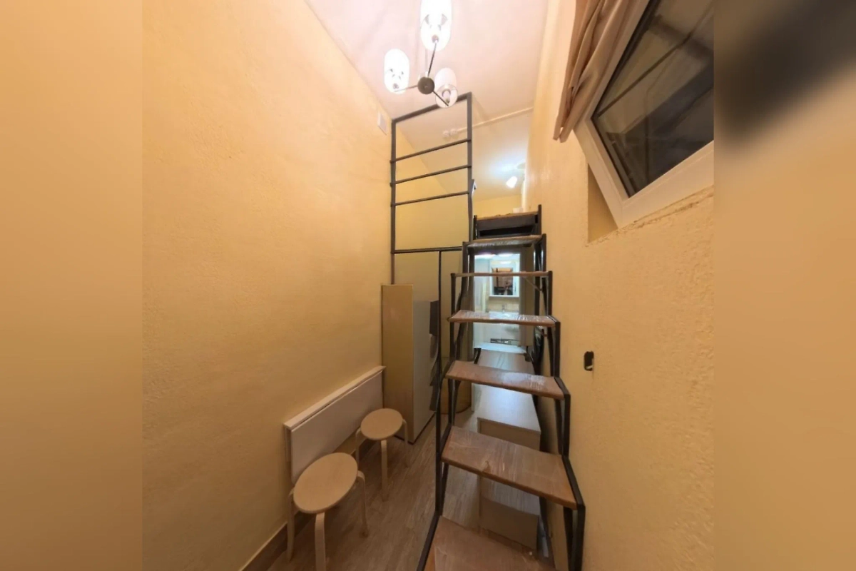 Жильцам микроквартир приходится изворачиваться, чтобы в них разместиться. Фото © cian.ru