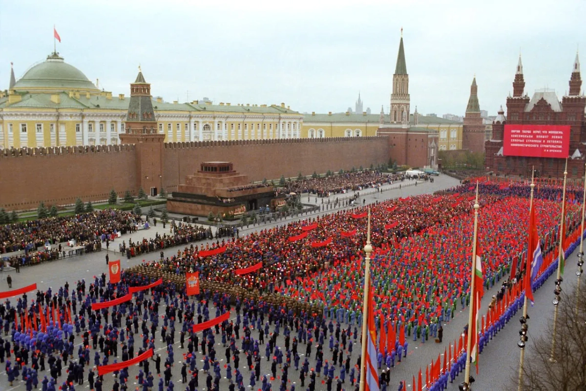 День комсомола 29 октября: 30 тёплых и душевных поздравлений в стиле СССР. Фото © ТАСС / Валентин Кузьмин, Валерий Христофоров