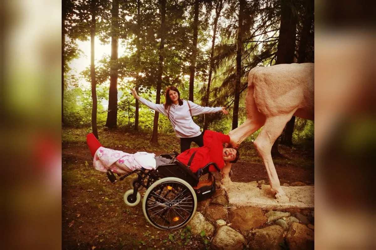 Михаил Казаков в 2020 году свалился с крыши и сломал несколько конечностей. Фото © Instagram (признан экстремистской организацией и запрещён на территории Российской Федерации) / kazakovfly