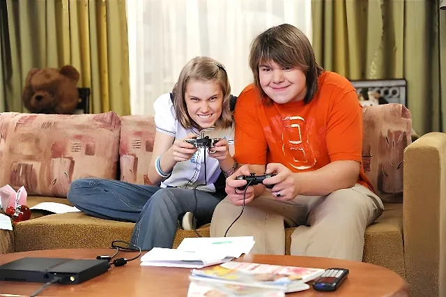 Михаил Казаков рос в атмосфере, где на улицах насилие было нормой. Но почему-то принёс насилие домой. Фото © Кадр из фильма «Папины дочки», режиссёр Ирина Васильева и др., сценарист Вячеслав Дусмухаметов и др. / Kinopoisk