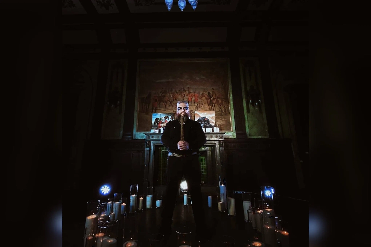 Бывший сотрудник «Беркута» Андрей Янголенко помешан на оккультизме и проклятиях. Фото © Facebook (признан экстремистской организацией и запрещён на территории России) / Андрiй Та Iнна Янголенко