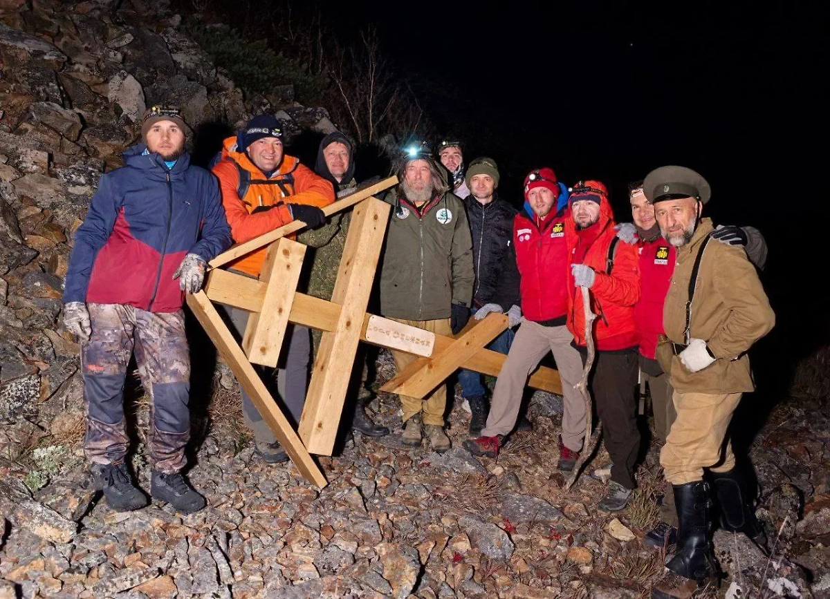 Установка креста на горе Снежной с Фёдором Конюховым. Фото © Илья Зорин