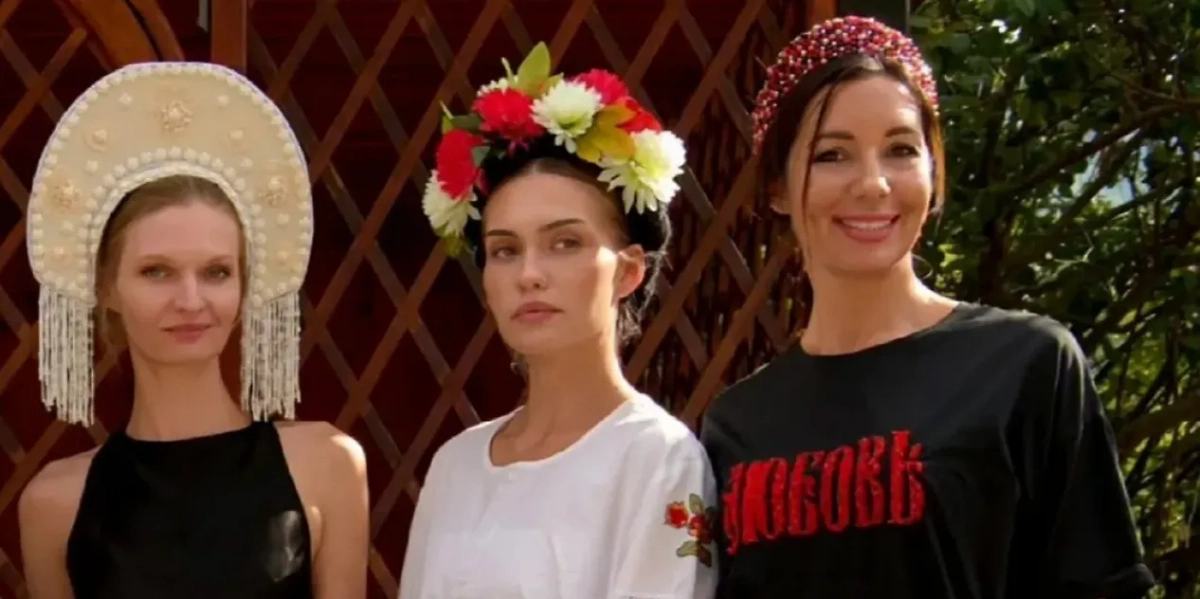 Кокошник был частью женского мундира, а теперь это фешен-тренд. Фото © Instagram (признан экстремистской организацией и запрещён на территории Российской Федерации) / aleksandrakarinova