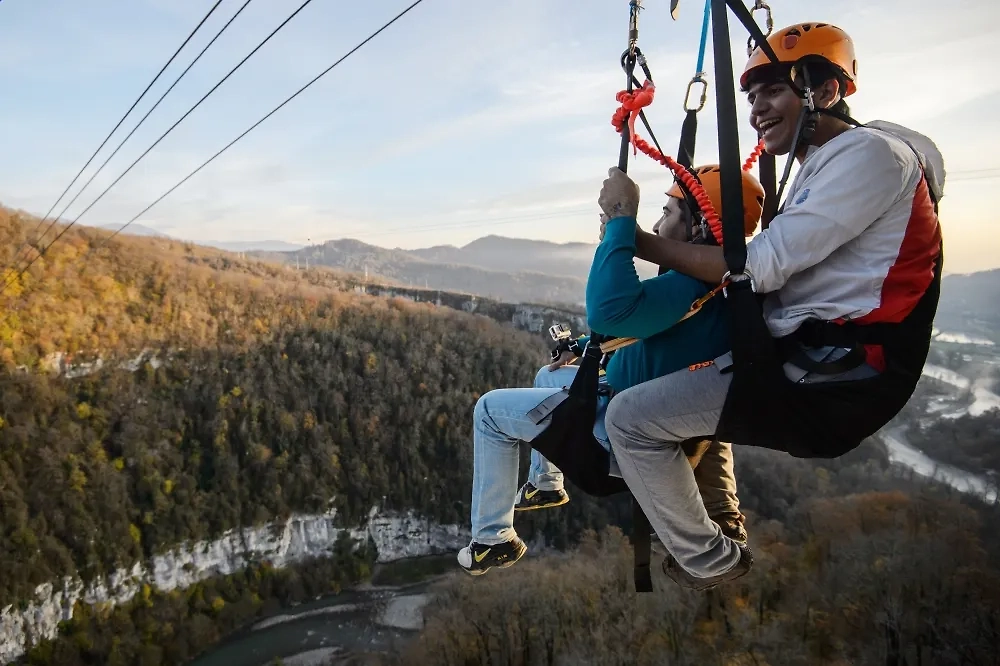 Взрослые в Сочи могут прокатиться на зиплайне. Фото © РИА «Новости» / Михаил Мокрушин