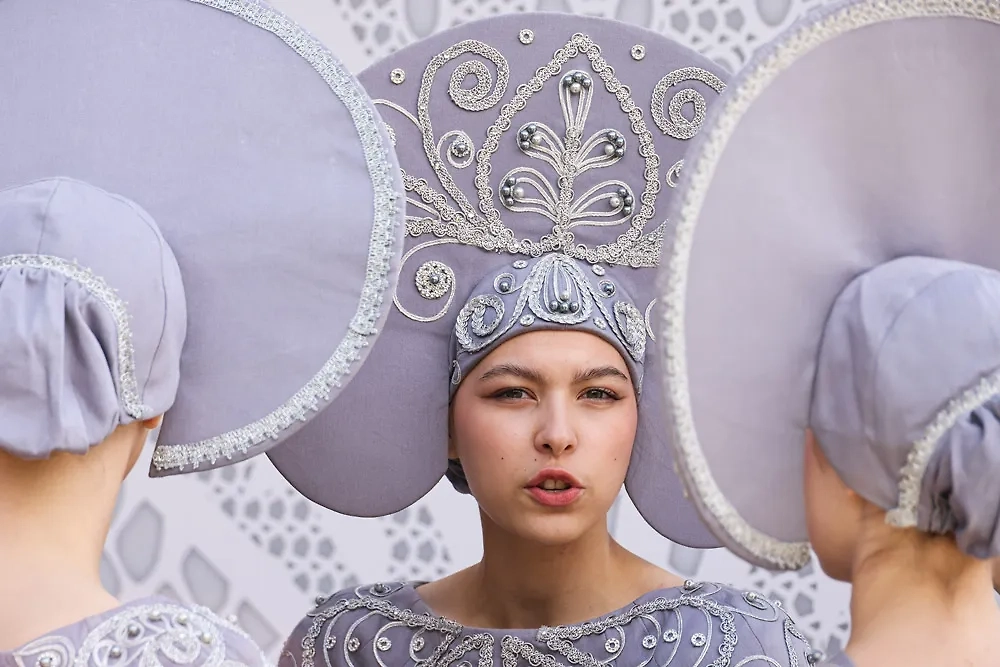 Кокошник модный — в нулевые его считали предметом гардероба на детский утренник, сейчас это фешен. Фото © ТАСС / Вероника Зорина