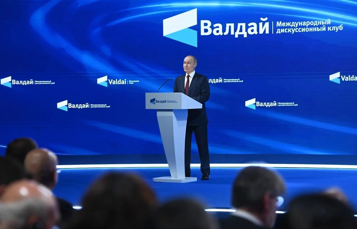 Путин на «Валдае» особенно отметил тренд на кокошники, который стал популярным совсем недавно. Фото © Life.ru